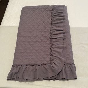 Dark Grey Ruffle Quilt blanket